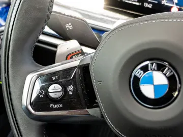 740d Limousine: Der Maßstab der Oberklasse HUD