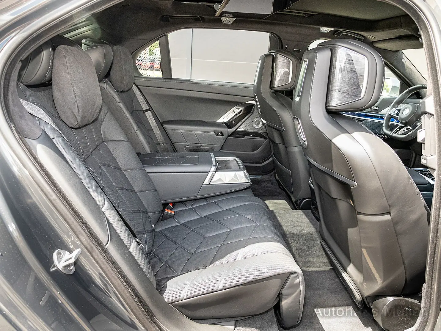 740d Limousine: Der Maßstab der Oberklasse HUD