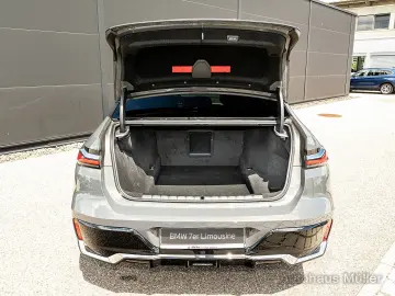 740d Limousine: Der Maßstab der Oberklasse HUD