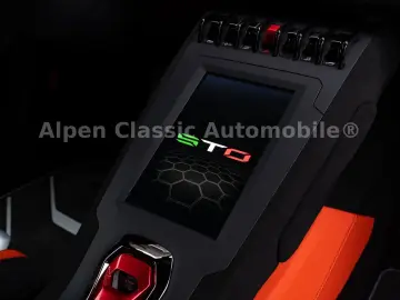 Huracán STO On Stock, Lift, CarPlay