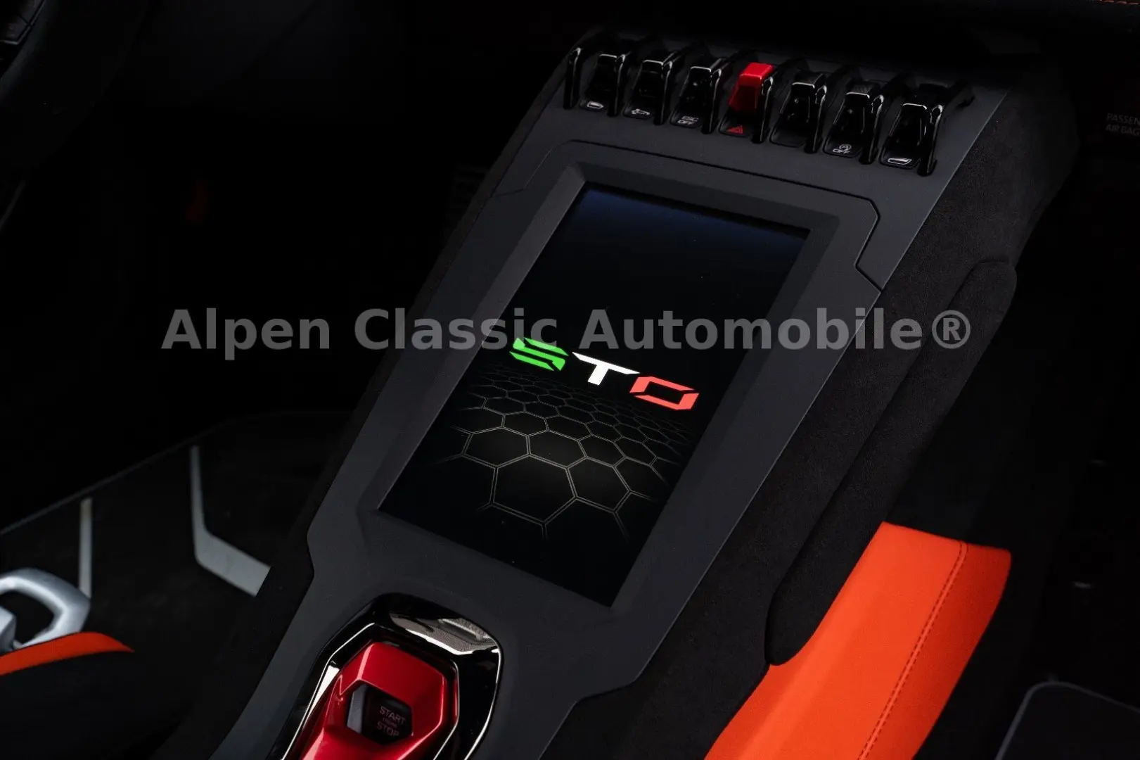 Huracán STO On Stock, Lift, CarPlay