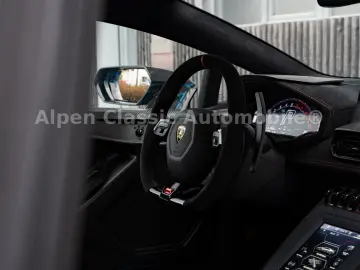 Huracán STO On Stock, Lift, CarPlay