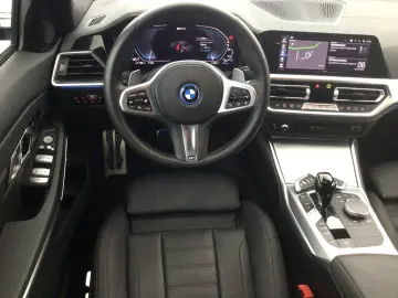 BMW Seria 3 330e xDrive M Sport