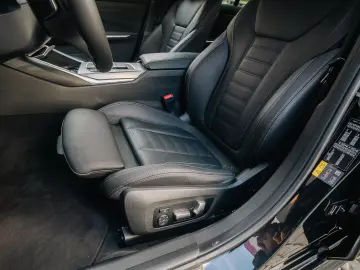 BMW Seria 3 330e xDrive M Sport