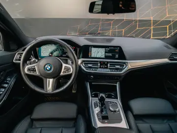 BMW Seria 3 330e xDrive M Sport