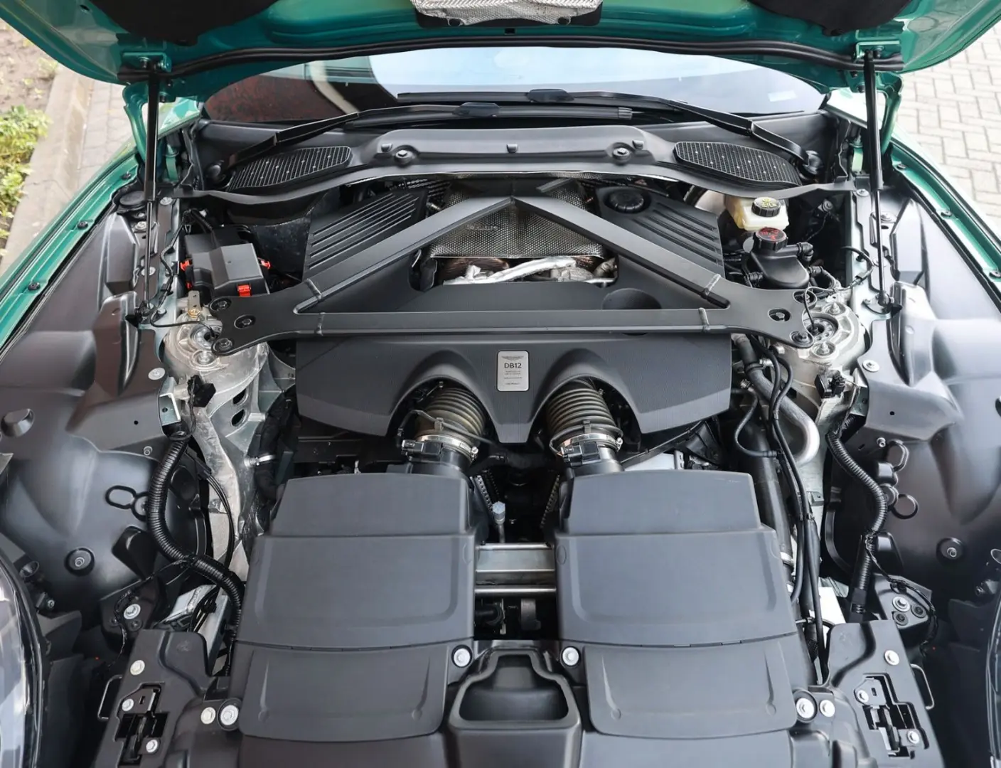 DB12 4.0 V8 | Iridiscent Emerald - Oxford Tan