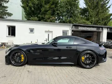 Mercedes Benz AMG GT R Coupe Performance*