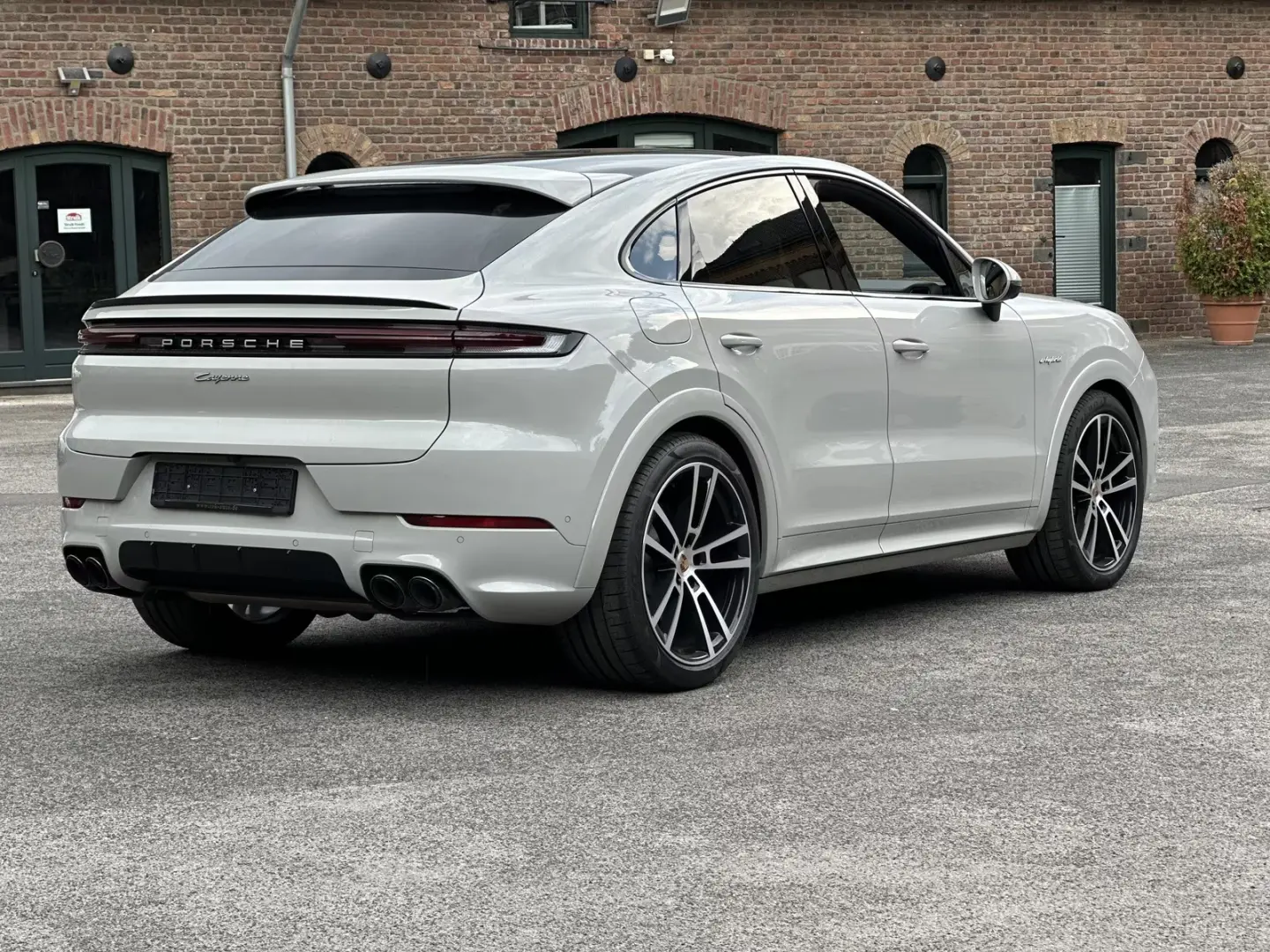 Porsche Cayenne E-Hybrid Coupe SPORTDESIGN