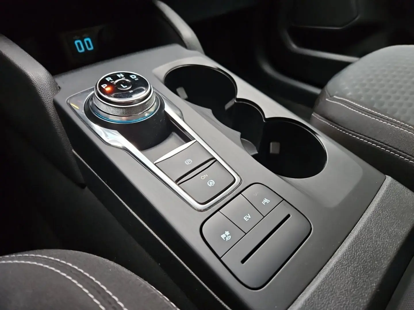 Kuga Plug-In Hybrid Cool & Connect mit AHK, Navi