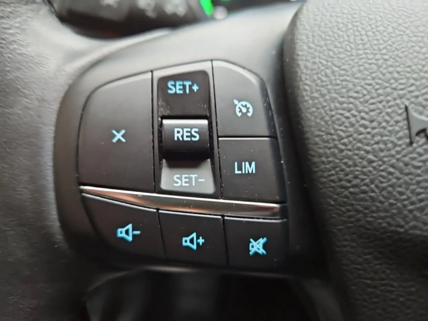 Kuga Plug-In Hybrid Cool & Connect mit AHK, Navi