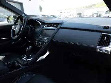 E-Pace D150 AWD R-Dynamic SE KAMERA ACC LED AHK