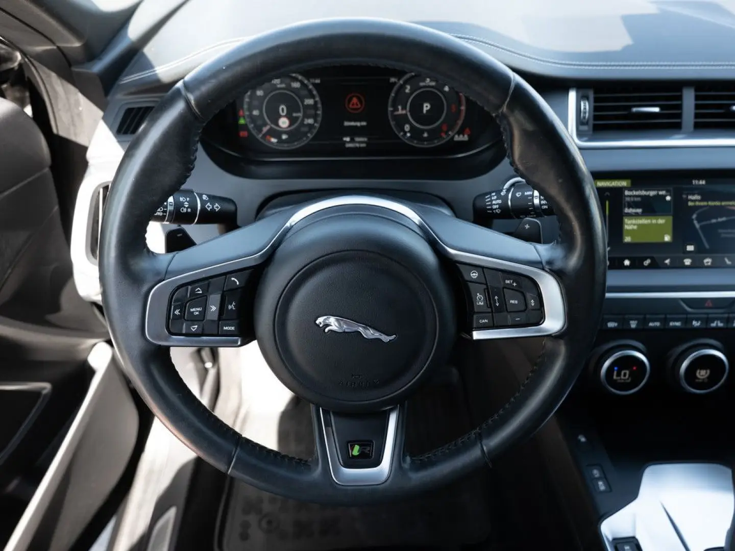 E-Pace D150 AWD R-Dynamic SE KAMERA ACC LED AHK
