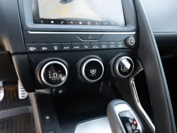 E-Pace D150 AWD R-Dynamic SE KAMERA ACC LED AHK