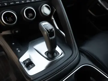 E-Pace D150 AWD R-Dynamic SE KAMERA ACC LED AHK