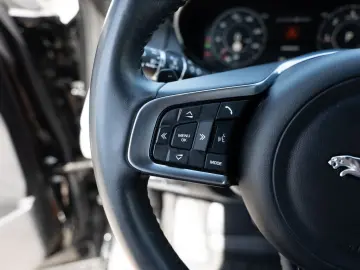 E-Pace D150 AWD R-Dynamic SE KAMERA ACC LED AHK