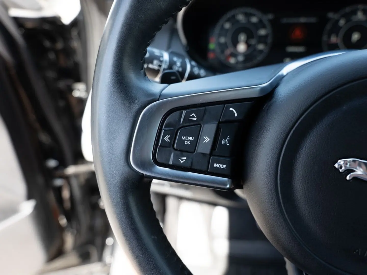 E-Pace D150 AWD R-Dynamic SE KAMERA ACC LED AHK