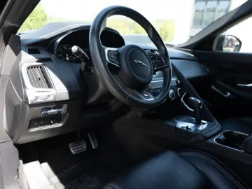 E-Pace D150 AWD R-Dynamic SE KAMERA ACC LED AHK