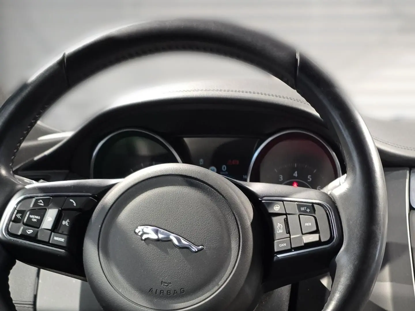 E-Pace SE AWD P200 Matrix-LED Leder Meridian