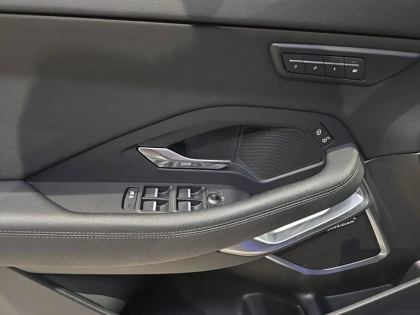E-Pace SE AWD P200 Matrix-LED Leder Meridian