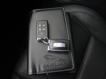 E-Pace P200 AWD Premium Edition | panorama dach