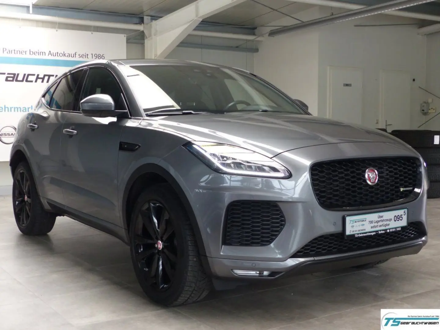 E-PACE Chequered Flag AWD Black Pack+Panod+ACC 