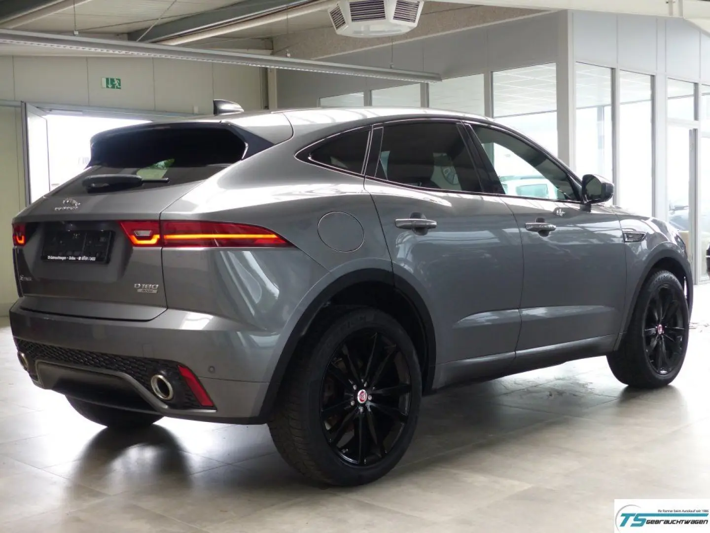 E-PACE Chequered Flag AWD Black Pack+Panod+ACC 