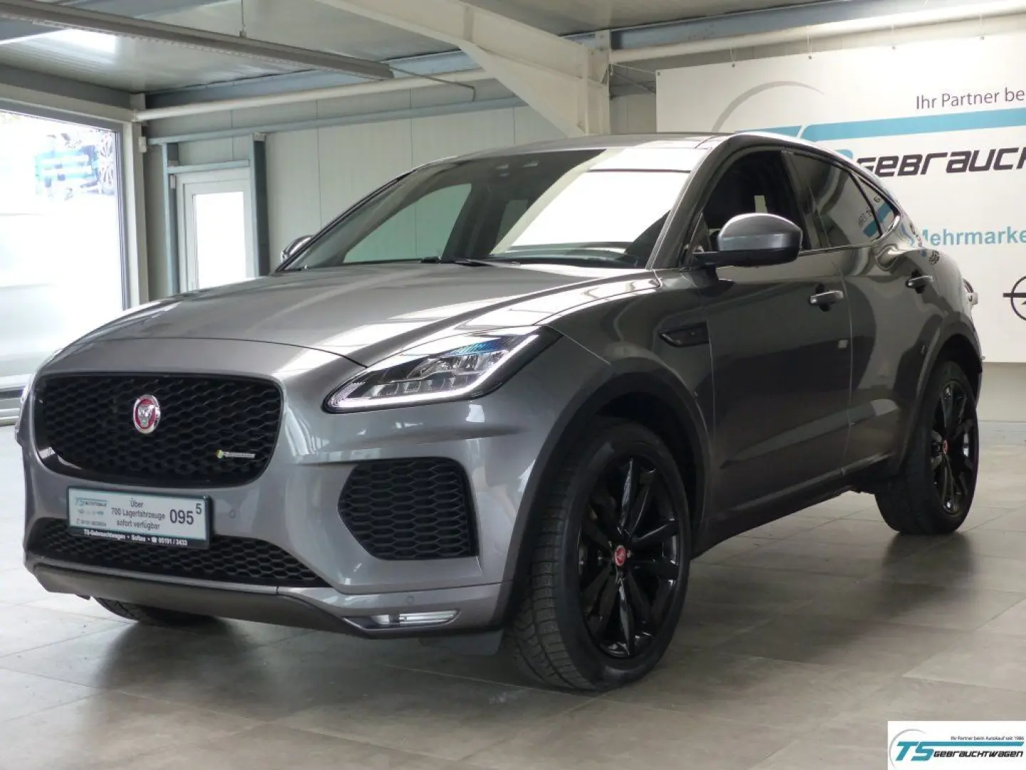 E-PACE Chequered Flag AWD Black Pack+Panod+ACC 
