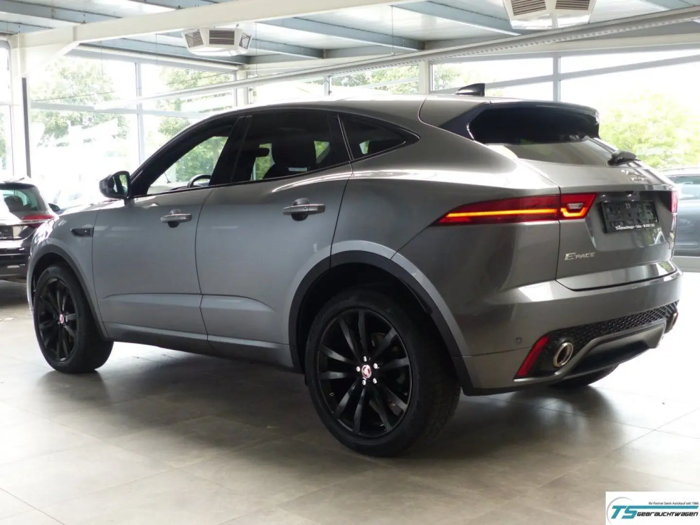 E-PACE Chequered Flag AWD Black Pack+Panod+ACC 