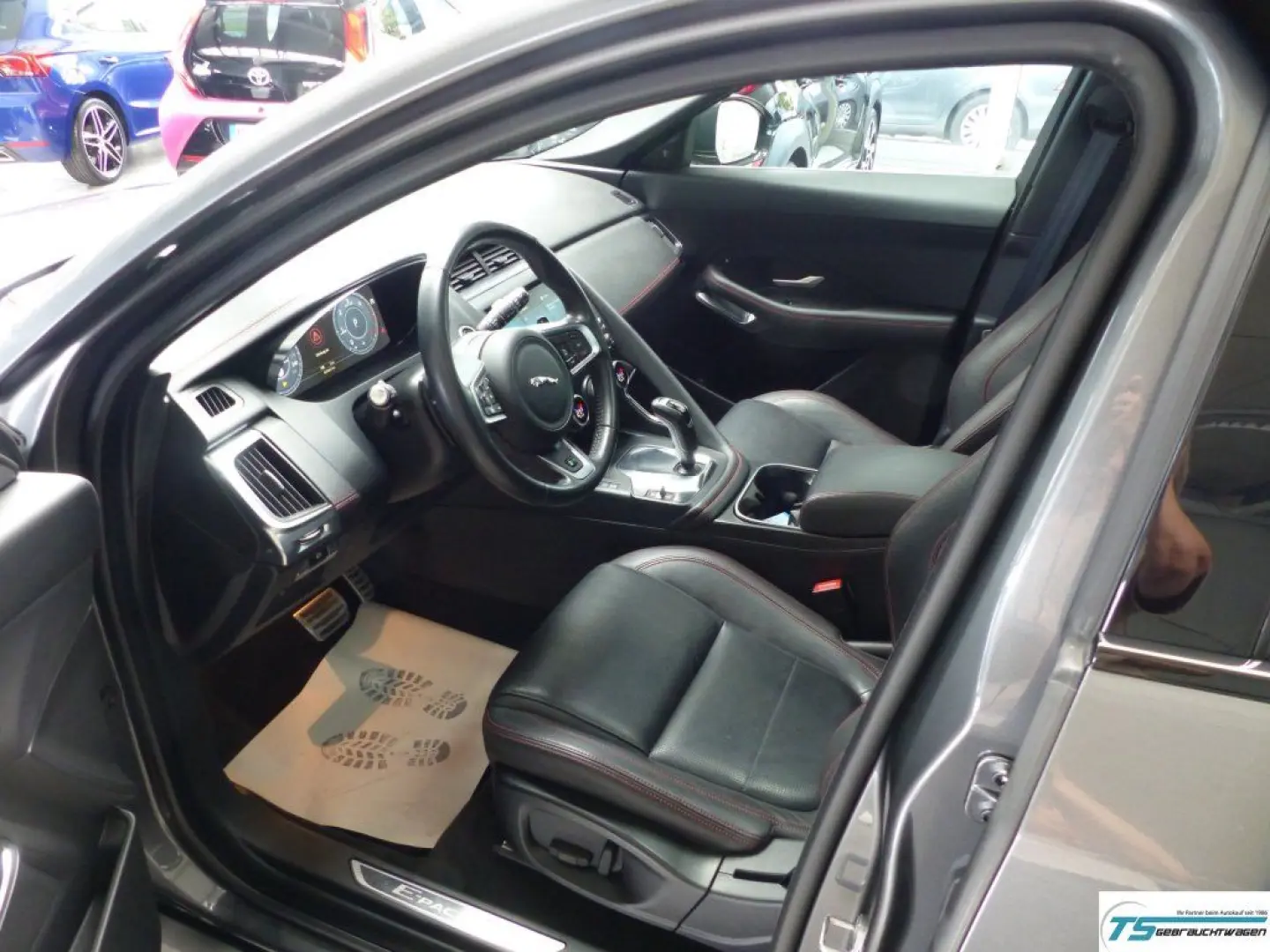 E-PACE Chequered Flag AWD Black Pack+Panod+ACC 