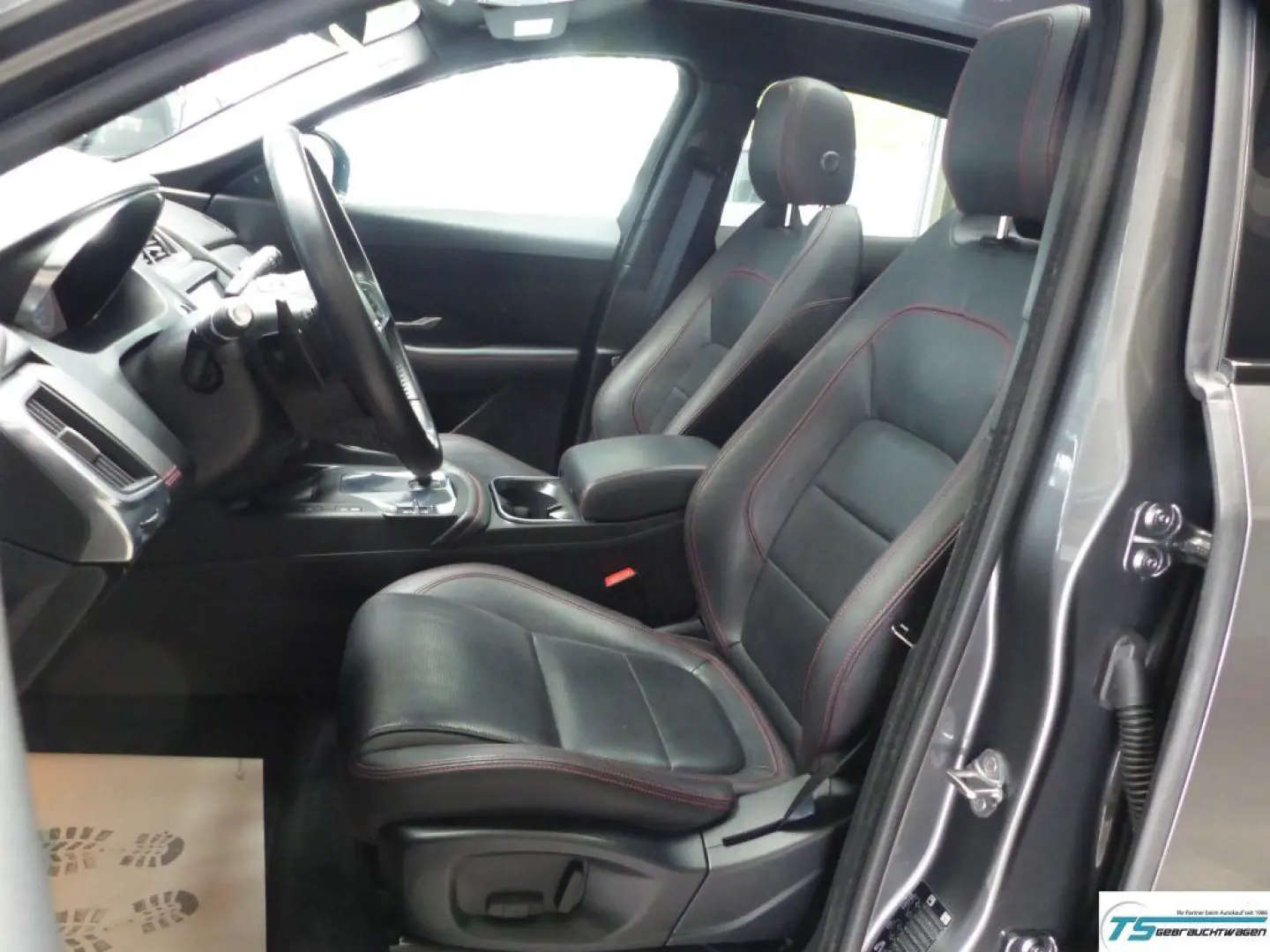 E-PACE Chequered Flag AWD Black Pack+Panod+ACC 