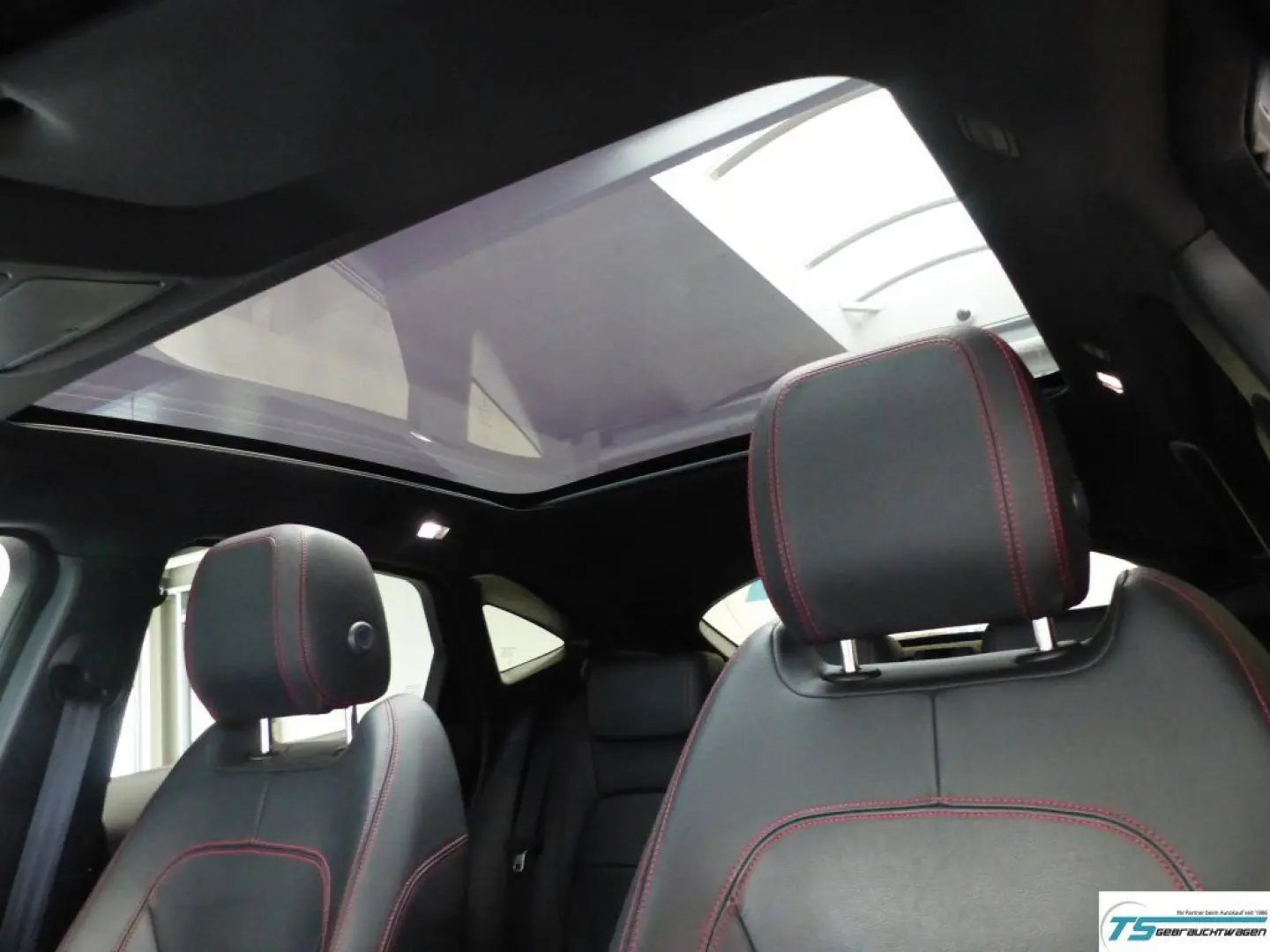 E-PACE Chequered Flag AWD Black Pack+Panod+ACC 