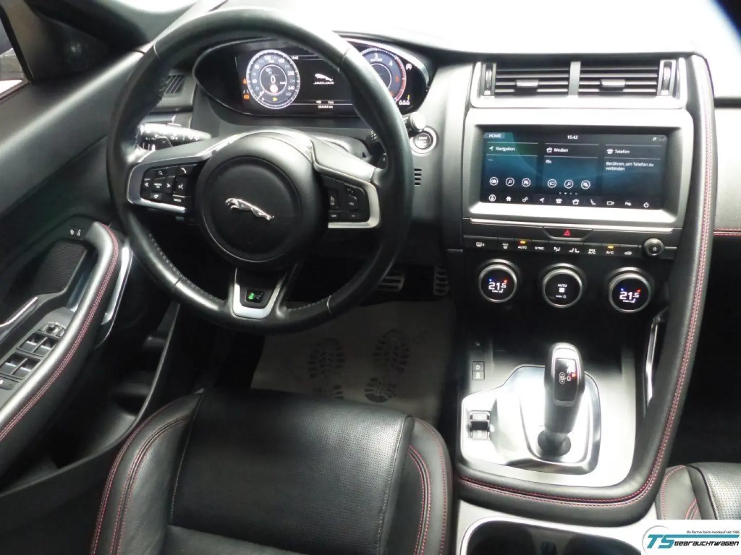 E-PACE Chequered Flag AWD Black Pack+Panod+ACC 