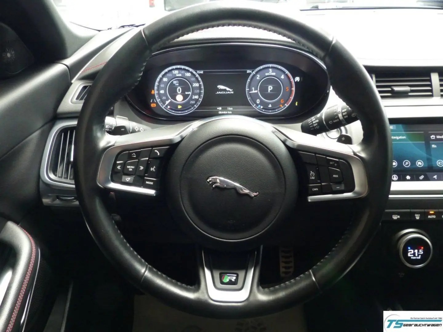 E-PACE Chequered Flag AWD Black Pack+Panod+ACC 