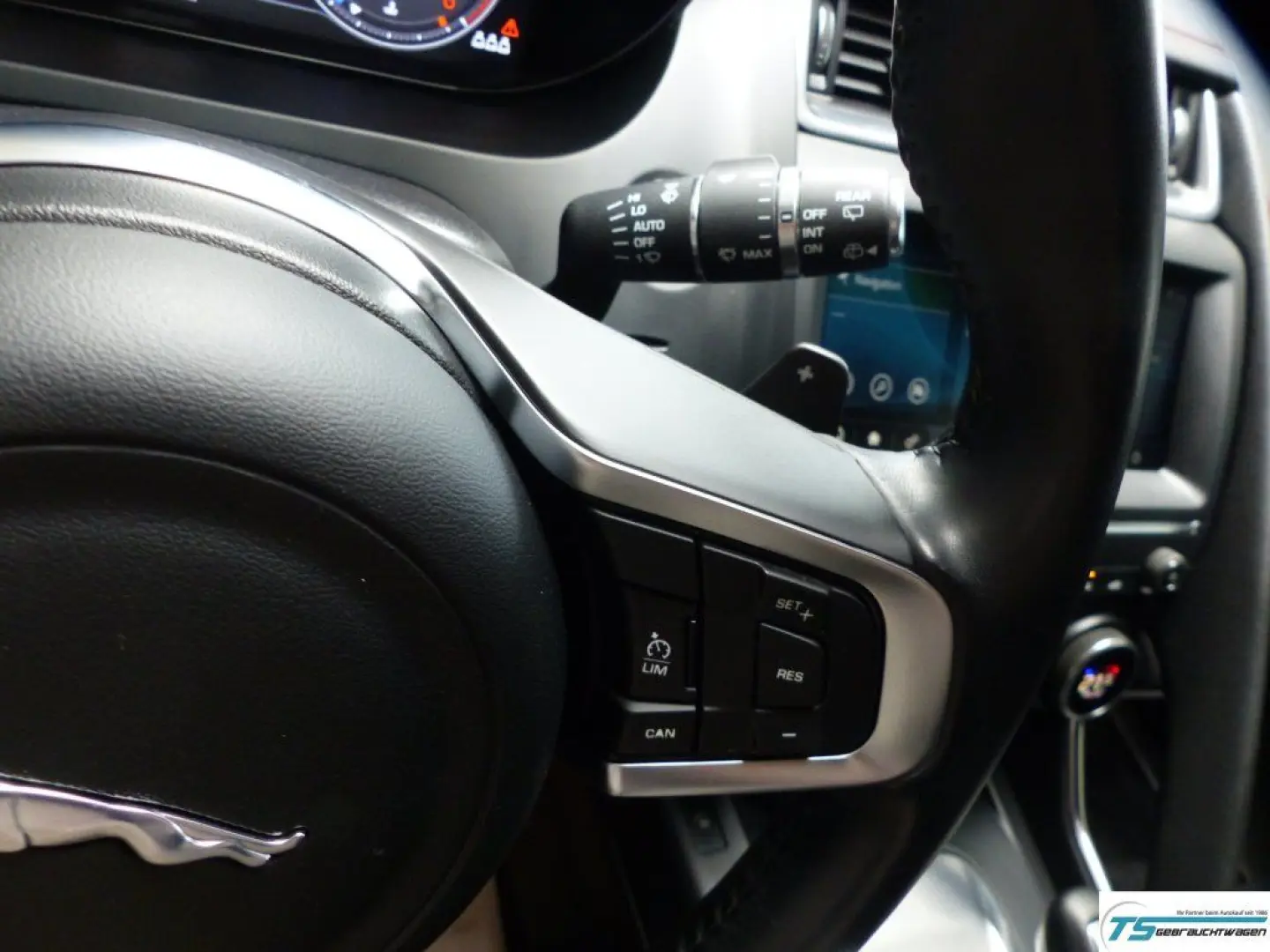 E-PACE Chequered Flag AWD Black Pack+Panod+ACC 