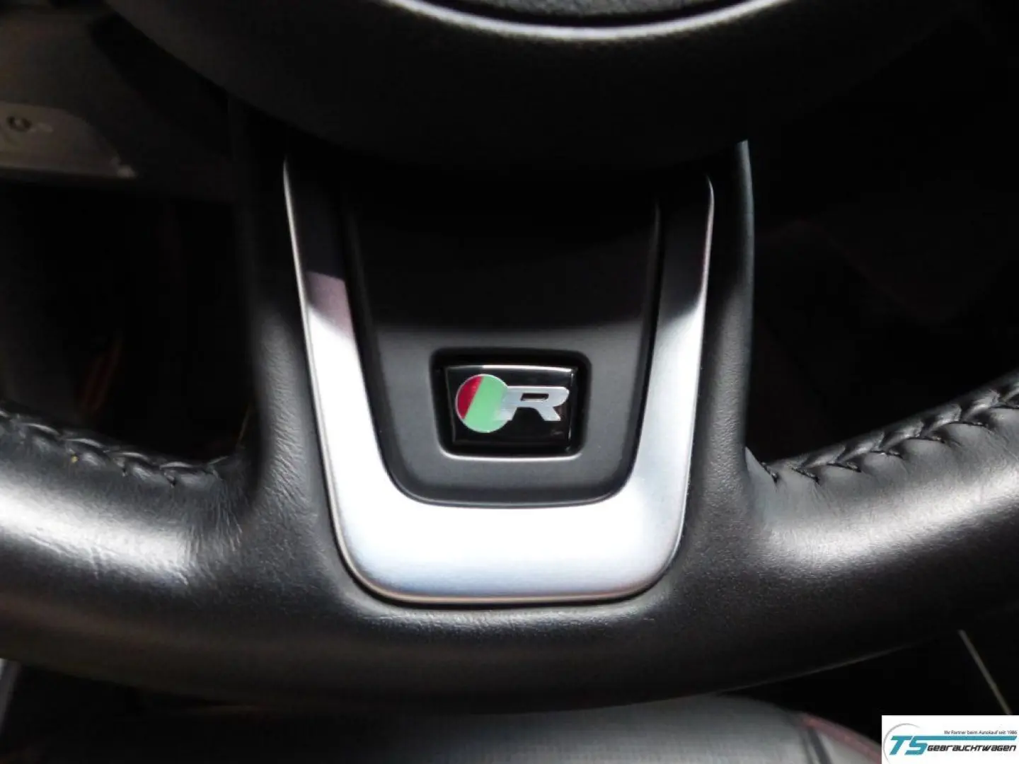 E-PACE Chequered Flag AWD Black Pack+Panod+ACC 