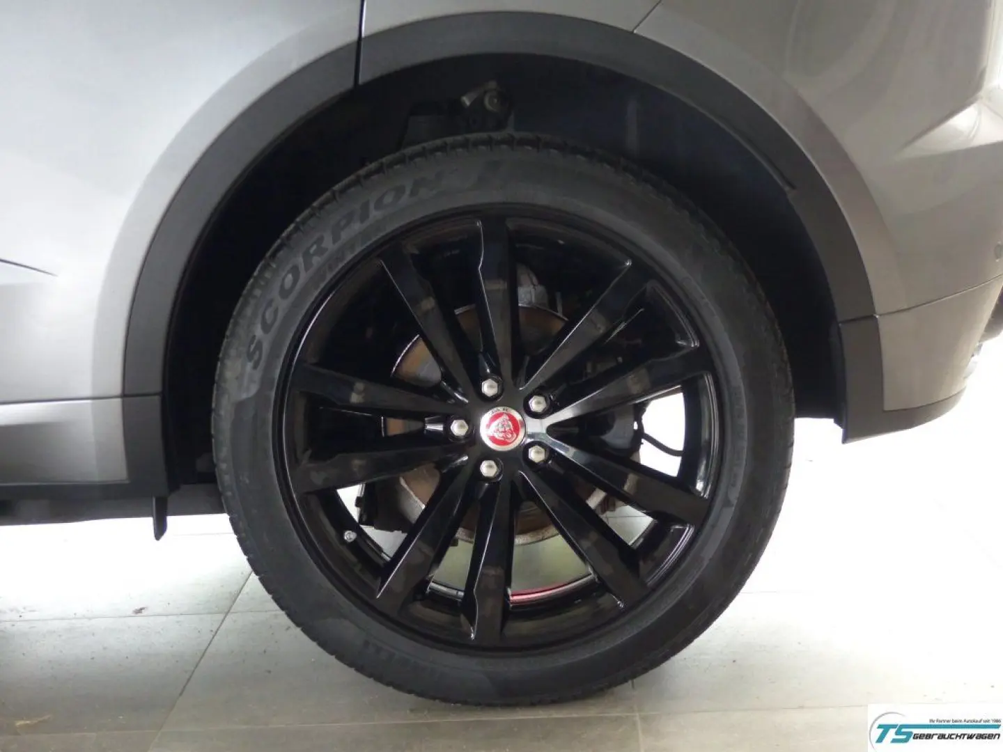 E-PACE Chequered Flag AWD Black Pack+Panod+ACC 
