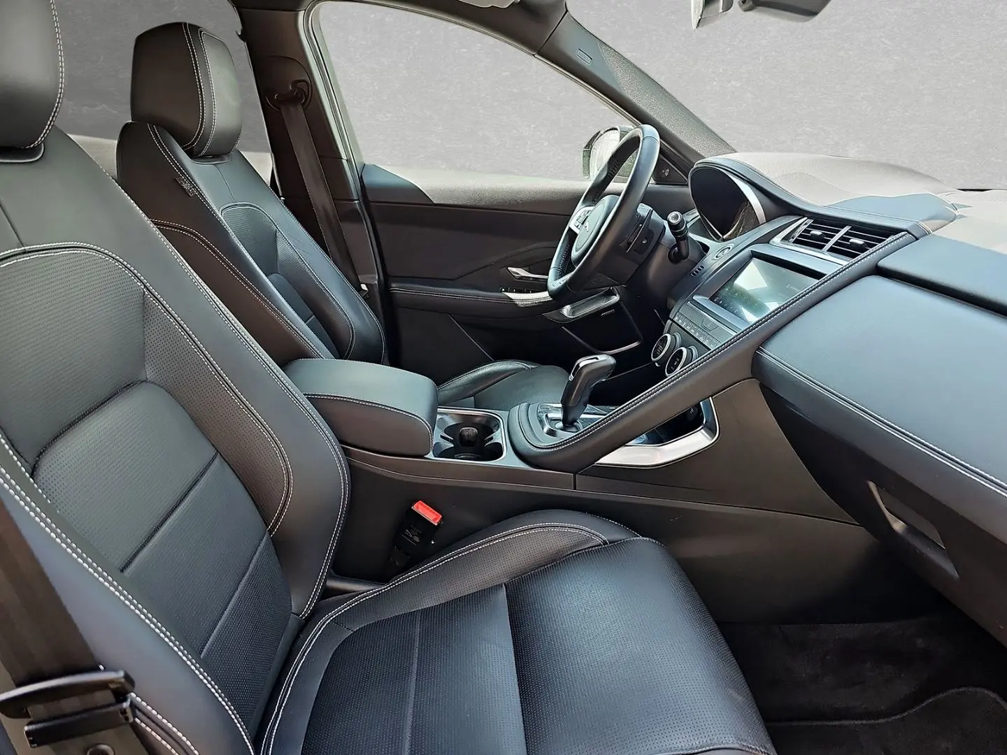 E-Pace P250 R-Dynamic HSE BLACK-PACK WINTER-PAKE