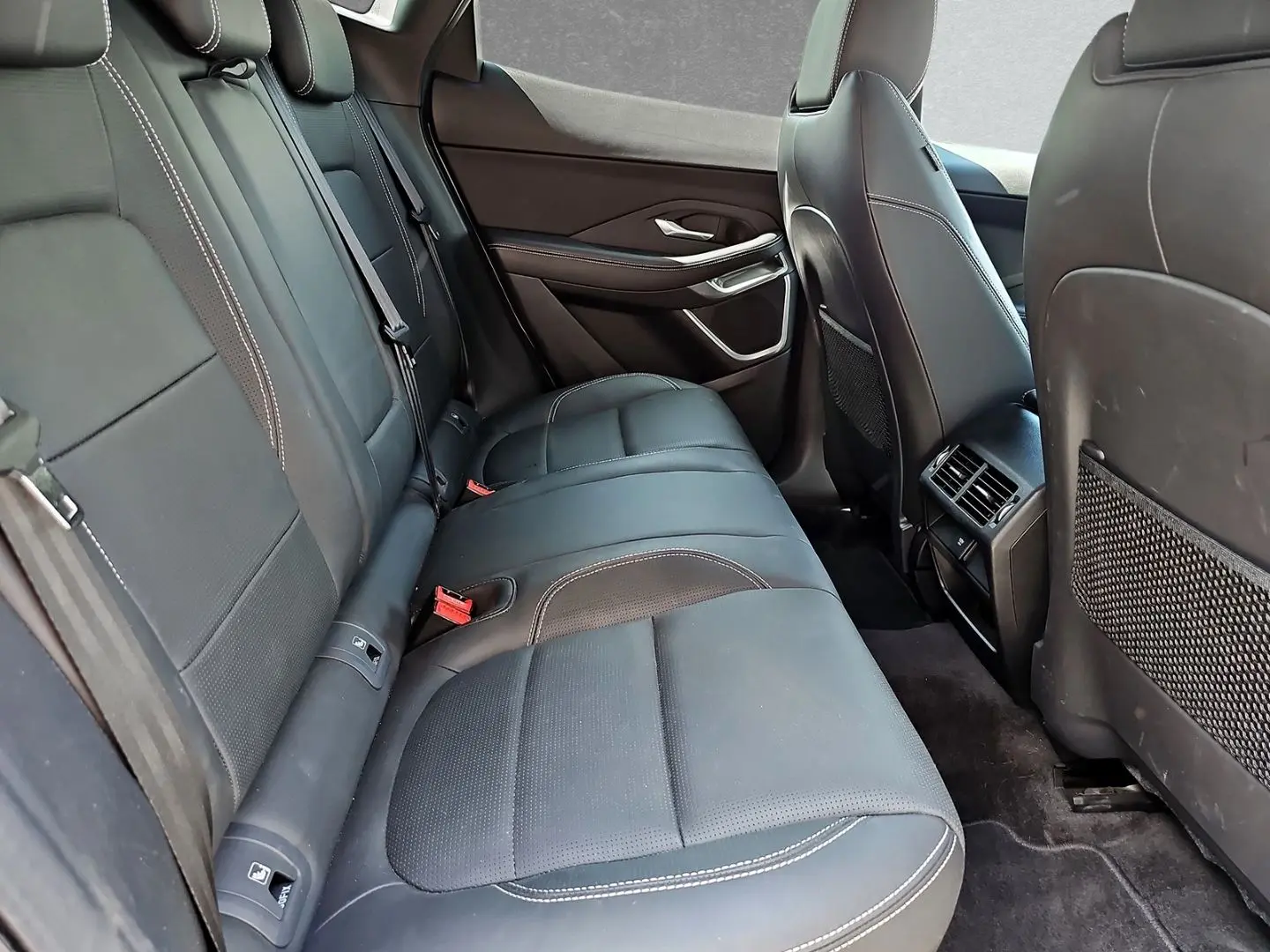 E-Pace P250 R-Dynamic HSE BLACK-PACK WINTER-PAKE