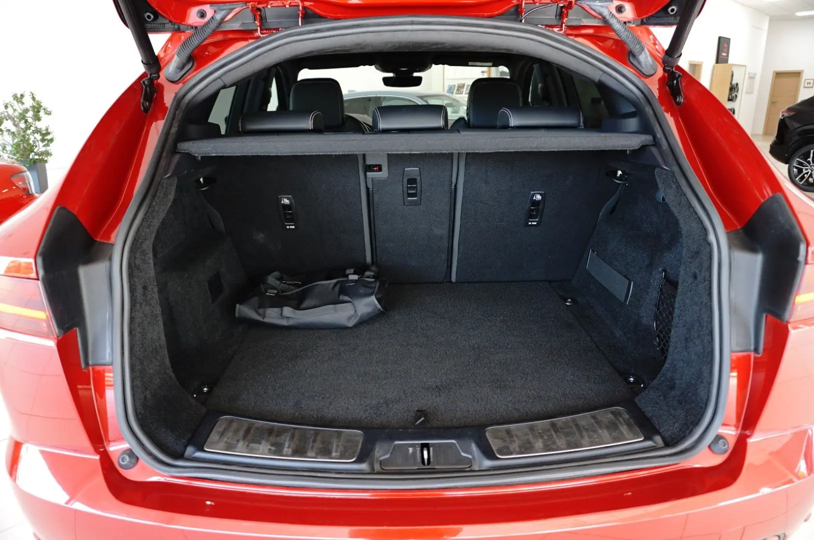 E-Pace P300 e R-Dynamic HSE AWD Plug-In Hybrid