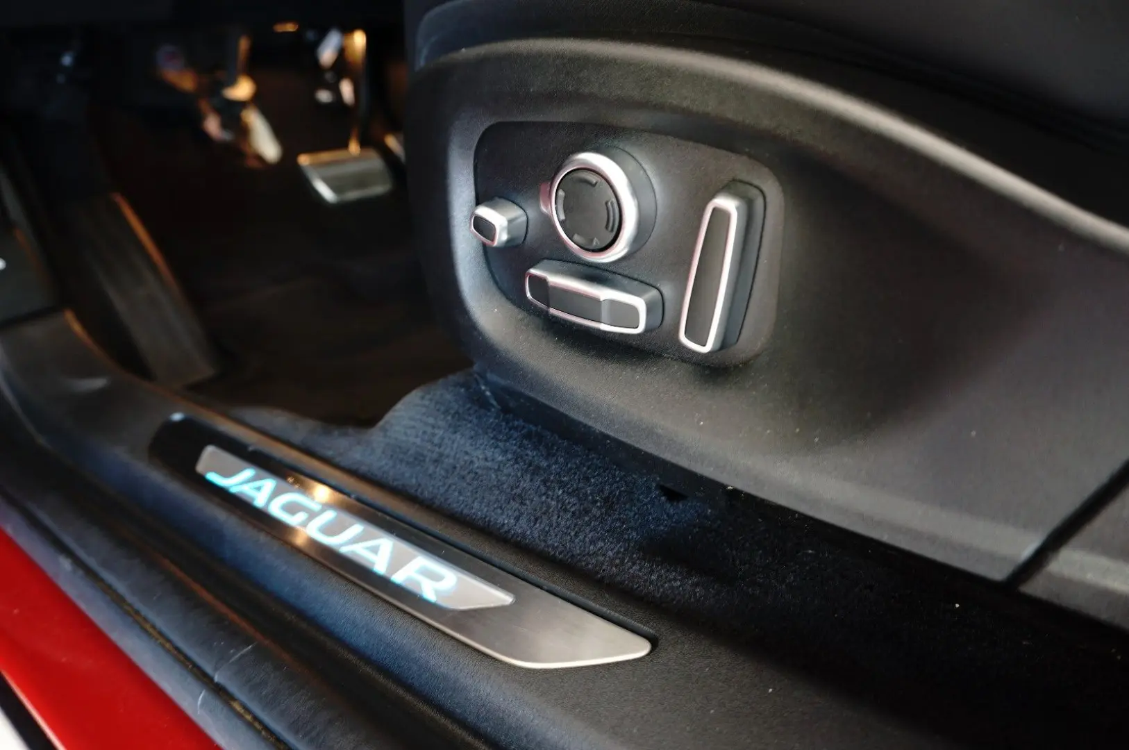 E-Pace P300 e R-Dynamic HSE AWD Plug-In Hybrid