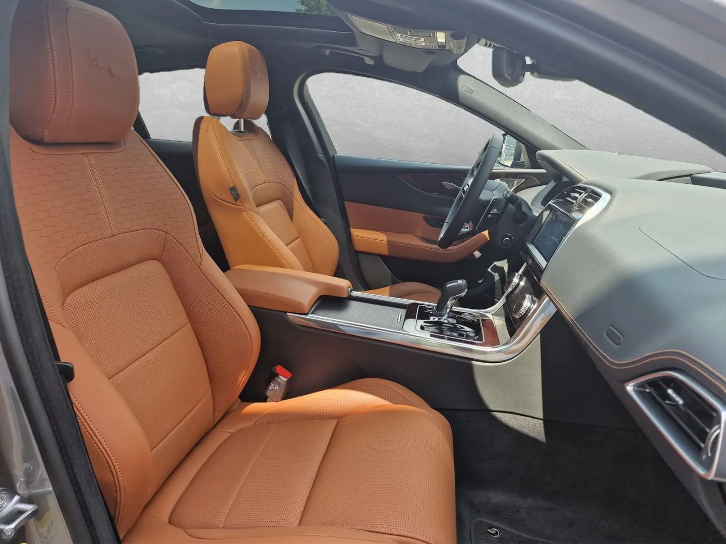 XE R-Dynamic HSE AWD D200 Pano Windsor-Leder