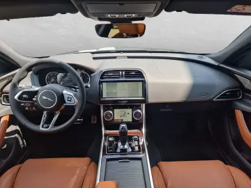 XE R-Dynamic HSE AWD D200 Pano Windsor-Leder