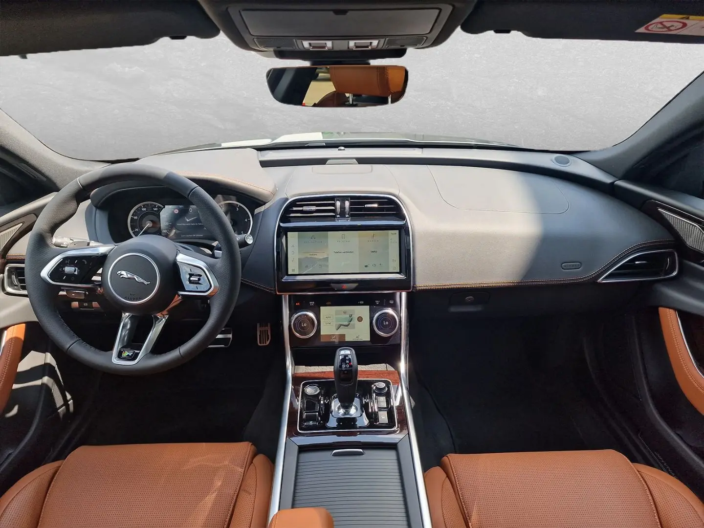 XE R-Dynamic HSE AWD D200 Pano Windsor-Leder