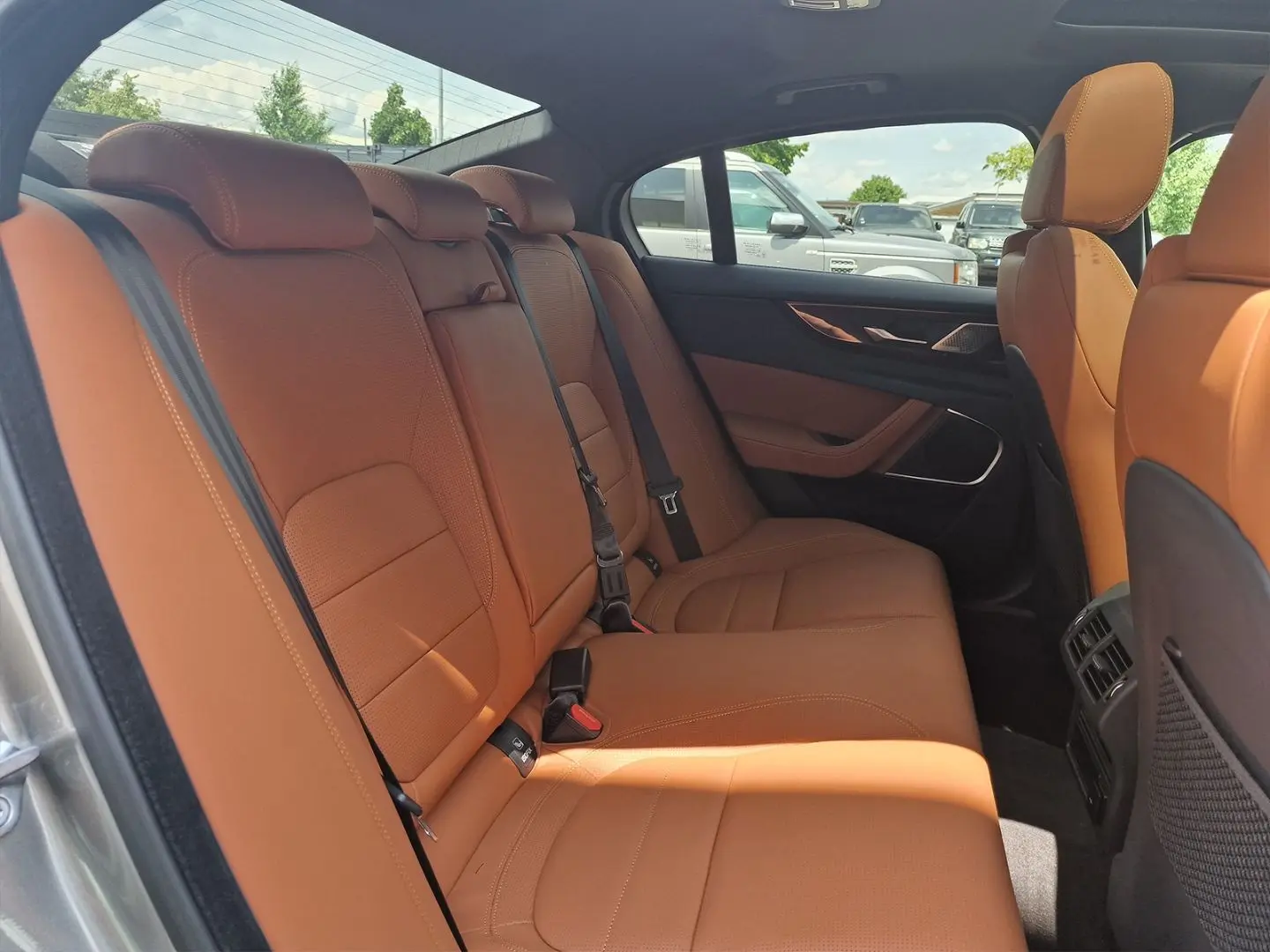 XE R-Dynamic HSE AWD D200 Pano Windsor-Leder