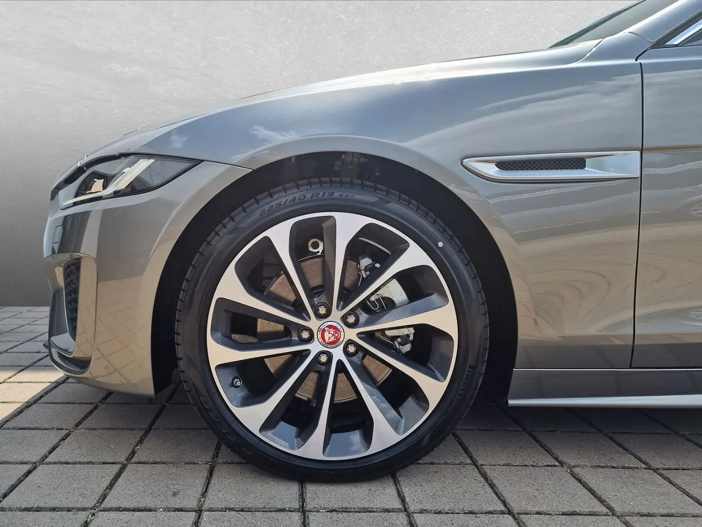 XE R-Dynamic HSE AWD D200 Pano Windsor-Leder