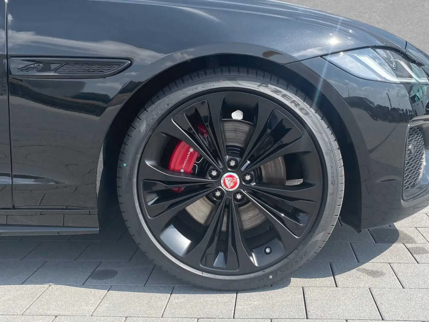 XF D200 R-Dynamic BLACK