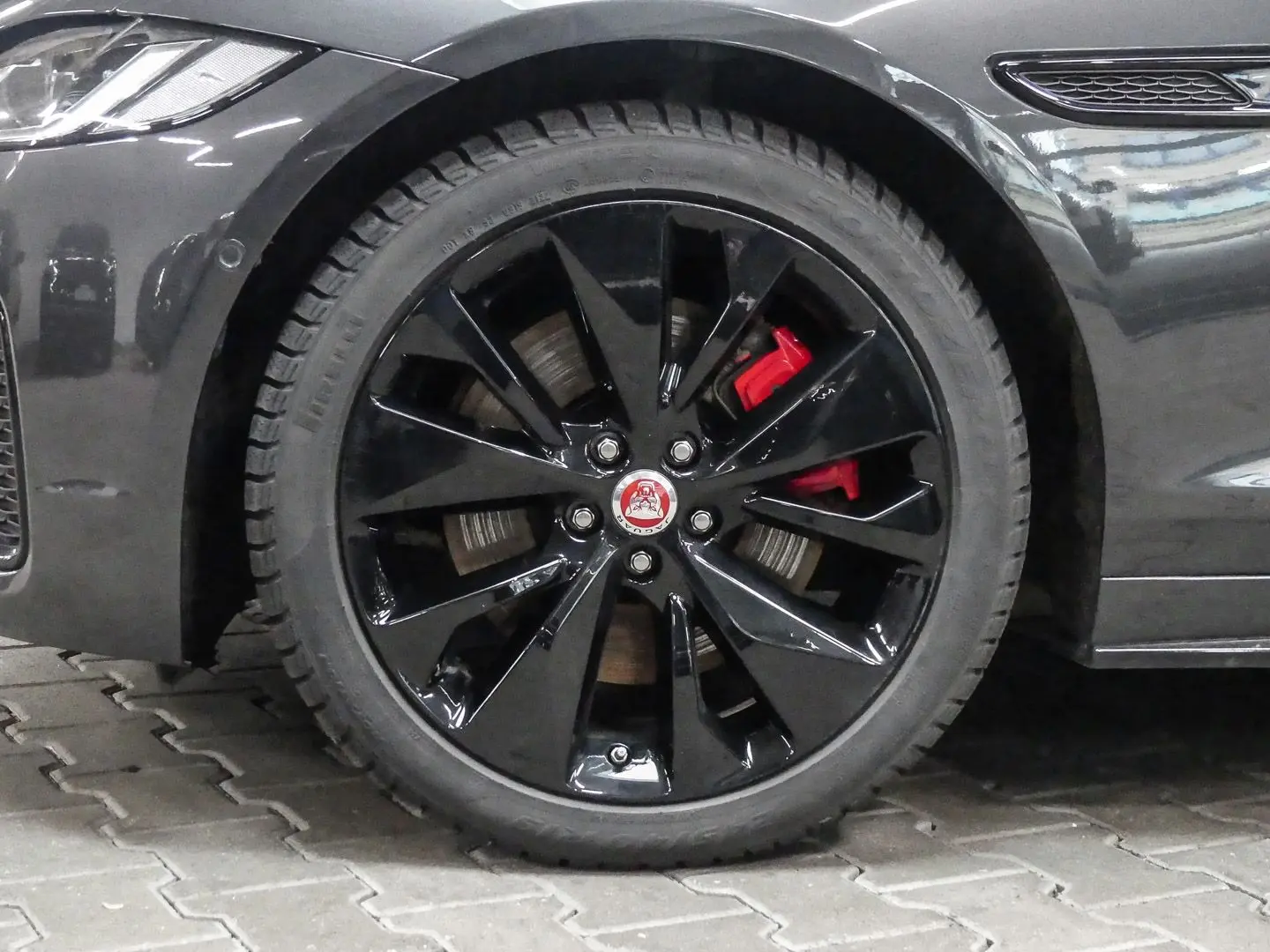 XF R-Dynamic Black D200 Mild-Hybrid EU6d Navi Le