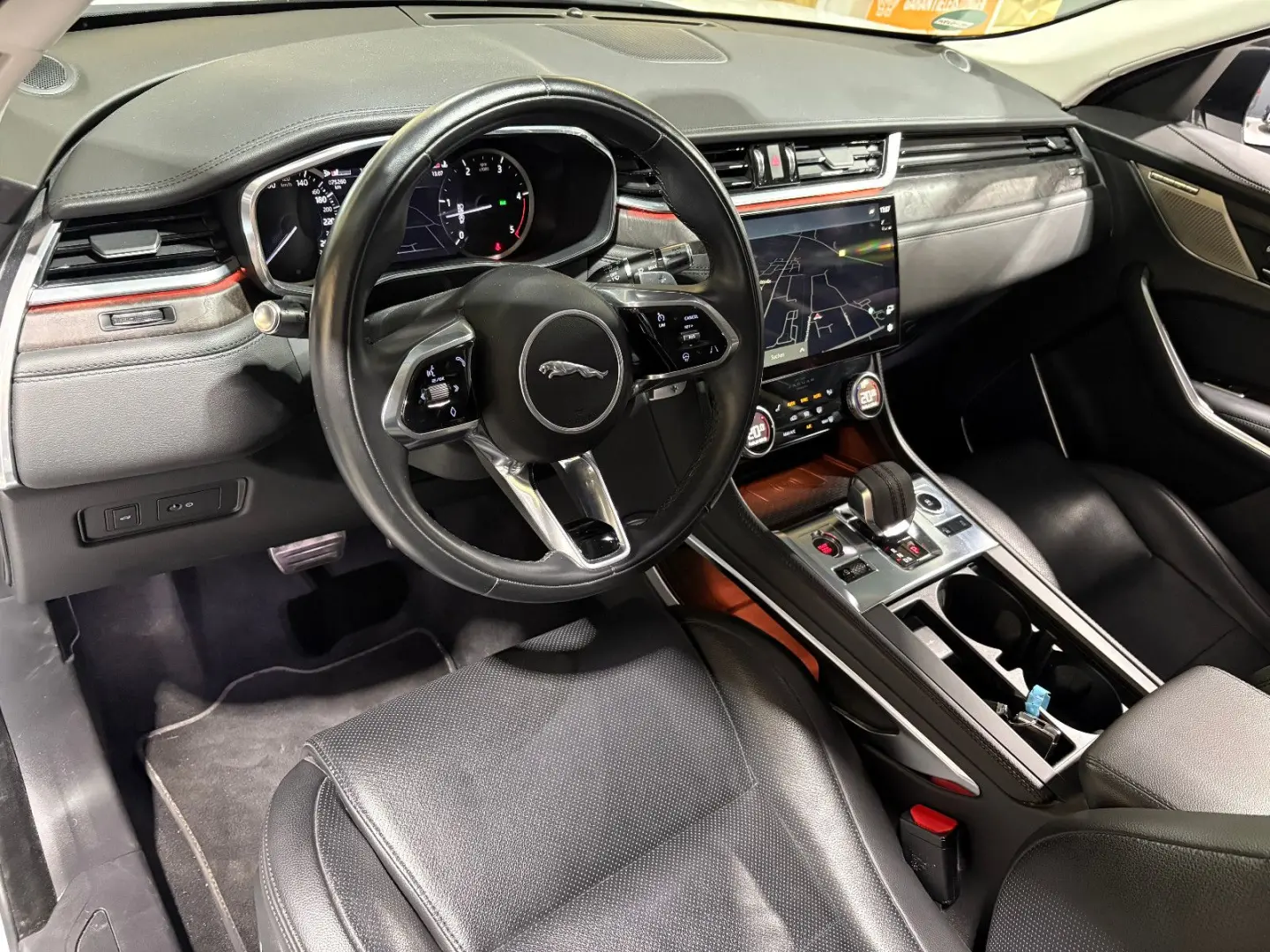 F-PACE SE AWD/D300/MEMORY/MASSAGE/APPLE/NAVI/KAM