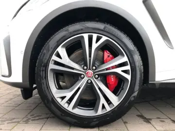 F-Pace SVR AWD, PanoSD,4-ZonenKlima
