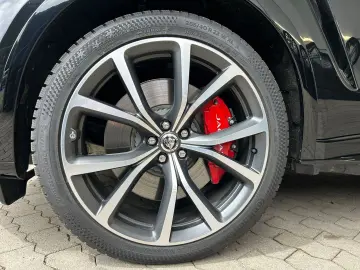 F-Pace SVR AWD P550 HUD Pano ACC Meridian